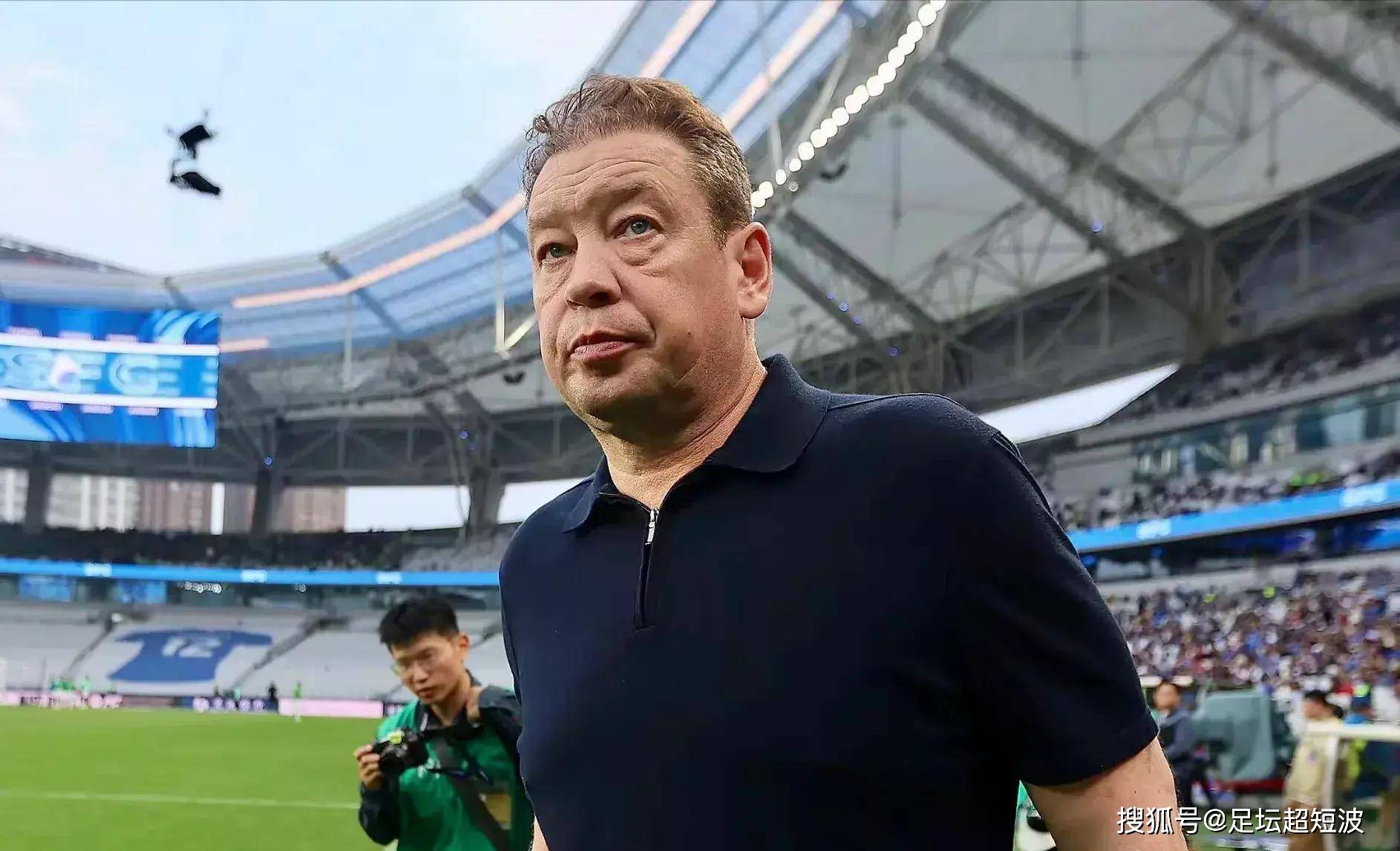  重磅！冲刺阶段上海申花调整名单以备CBA常规赛法兰克福围绕荷甲更衣室发声，国际比赛日上海申花官宣签约